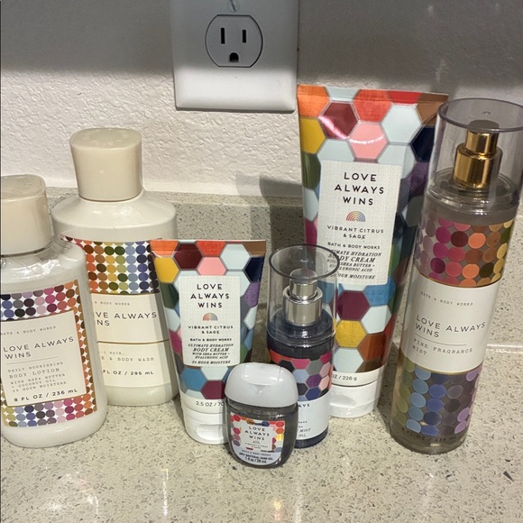 Bath & Body Works Love Always Wins Collection - Multicolor body collection - Picture 1 of 4